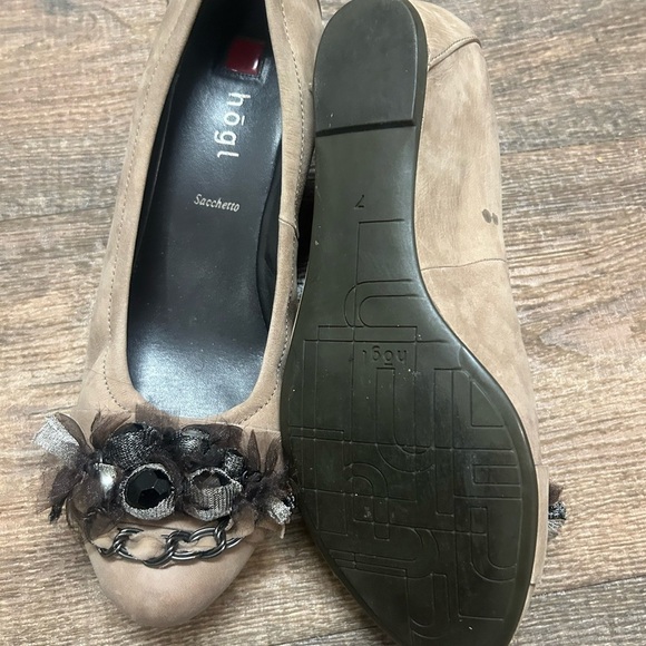 HOGL NWOT  7 Suede wedges with stone/feather embellishments - Picture 8 of 15